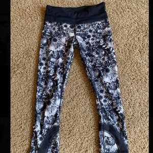 Lulu lemon black & white floral crop